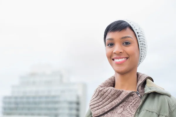 Aantrekkelijke jonge model in winterkleren poseren — Stockfoto