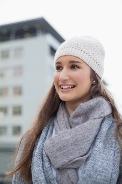 Souriant femme magnifique avec des vêtements d'hiver sur la pose — Photo