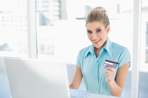 Surprised smart businesswoman shopping online — Stock Photo, Image