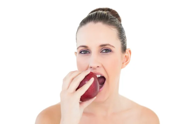 Güzel kadın yeme elma kameraya bakıyor — Stok fotoğraf