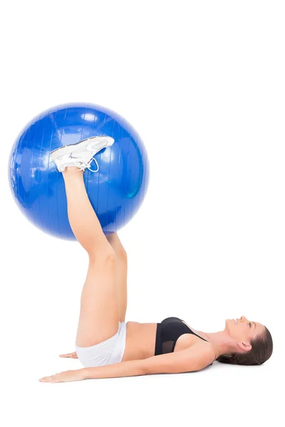 Mulher atlética sorridente trabalhando com bola de exercício — Fotografia de Stock