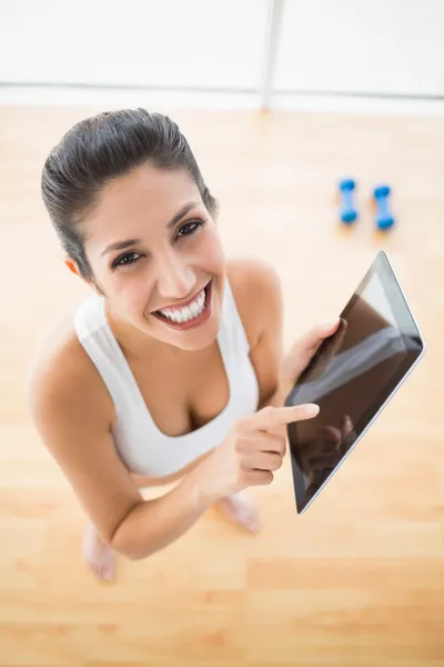 适合使用平板电脑休息一会从体育锻炼在相机微笑的女人 — 图库照片