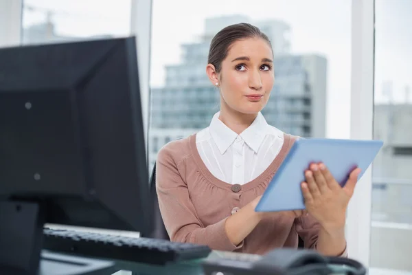 Miło piękna kobieta za pomocą jej tabletki — Zdjęcie stockowe