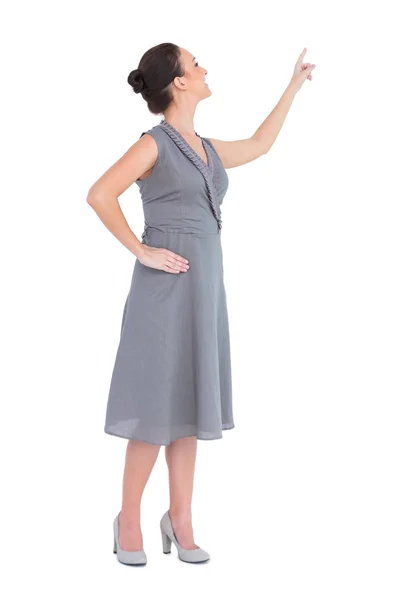 Lachende prachtige vrouw in stijlvolle jurk richting wijzen — Stockfoto