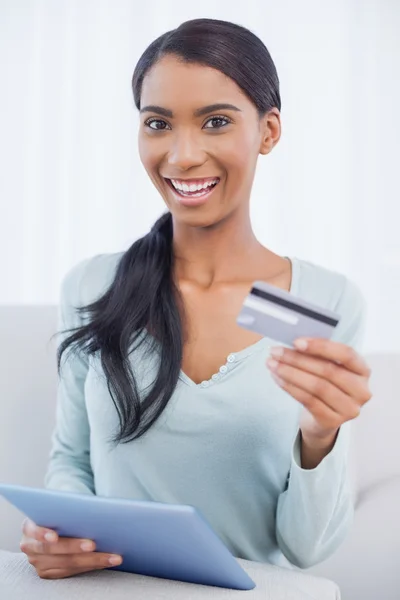 Šťastné atraktivní žena pomocí její tablet pc koupit on-line — Stock fotografie