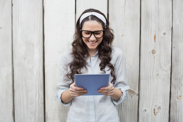 Trendy jonge vrouw met stijlvolle glazen met behulp van haar Tablet PC — Stockfoto