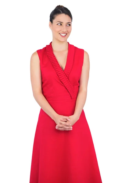 Modelo elegante curioso em vestido vermelho posando — Fotografia de Stock