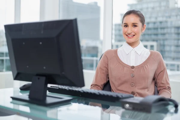 Mujer de negocios sonriente sentada en silla giratoria —  Fotos de Stock