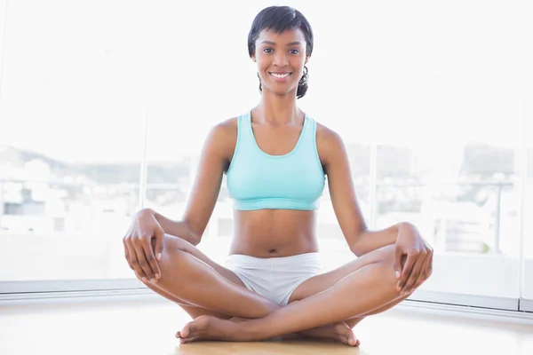 Sonriente mujer de pelo negro haciendo yoga —  Fotos de Stock