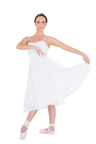 Jeune danseuse de ballet sérieuse posant — Photo