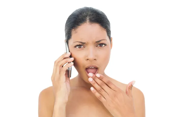 Modelo de cabelo preto chocado no telefone — Fotografia de Stock