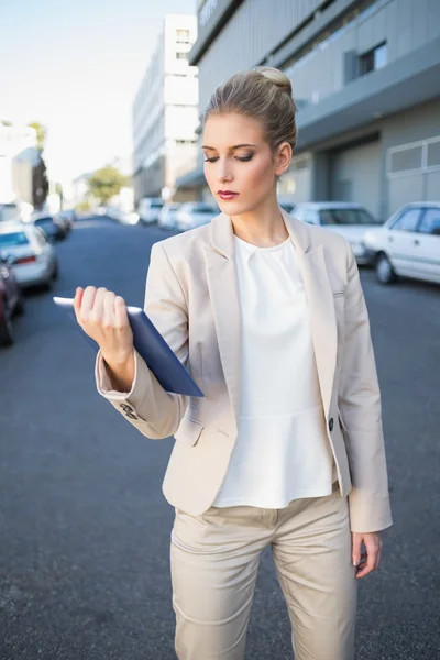 Achtersteven stijlvolle zakenvrouw houden van tablet pc — Stockfoto