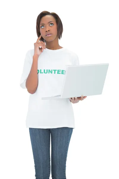 Volunteer woman holding laptop looking up — Stock Photo, Image