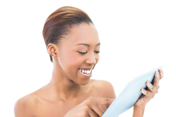 Glimlachen van natuurlijke schoonheid met tablet pc — Stockfoto