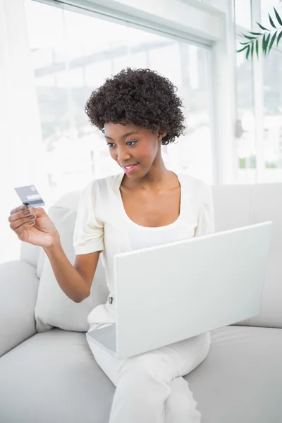 Focalizzato splendida donna utilizzando la sua carta di credito per acquistare online — Foto Stock