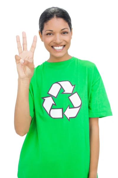 Modèle heureux portant un t-shirt de recyclage montrant trois doigts — Photo