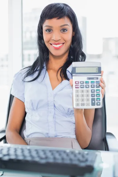 Восхитительная деловая женщина с калькулятором — стоковое фото