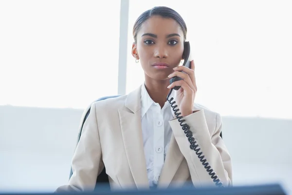 Achtersteven elegante zakenvrouw op de telefoon — Stockfoto