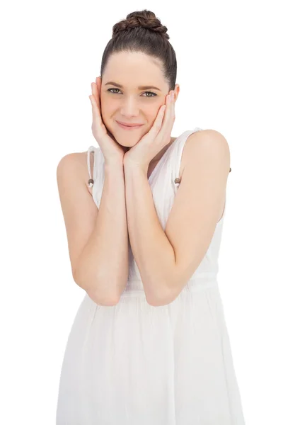 Aranyos modell természetes fehér ruhában pózol — Stock Fotó