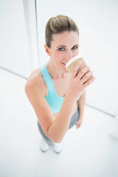 Fitte Frau in Sportkleidung beim Kaffeetrinken — Stockfoto