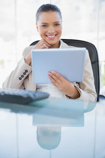 Sorridente sofisticata donna d'affari in possesso di tablet computer — Foto Stock