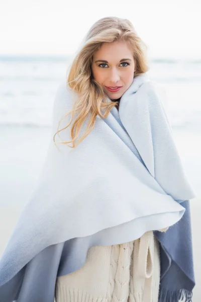 Blonde Frau hüllt sich in eine Decke — Stockfoto