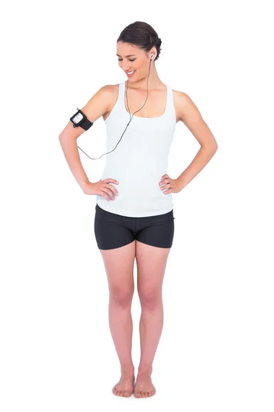 Lächelndes schlankes Model mit Armbinde und MP3-Player — Stockfoto