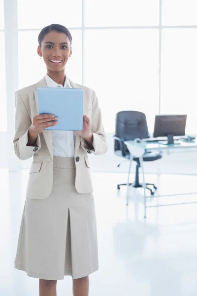 Lachende elegante zakenvrouw met behulp van haar Tablet PC — Stockfoto