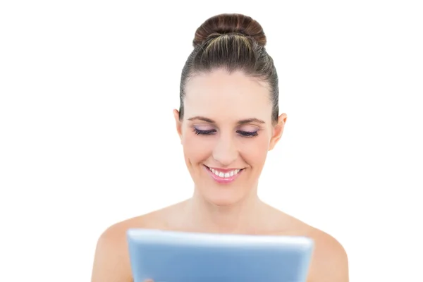 Улыбающаяся женщина с помощью планшета — стоковое фото