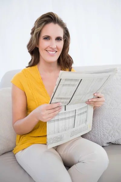 Lachende vrouw bedrijf krant — Stockfoto