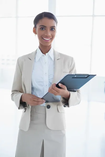 Mulher de negócios elegante alegre segurando prancheta — Fotografia de Stock