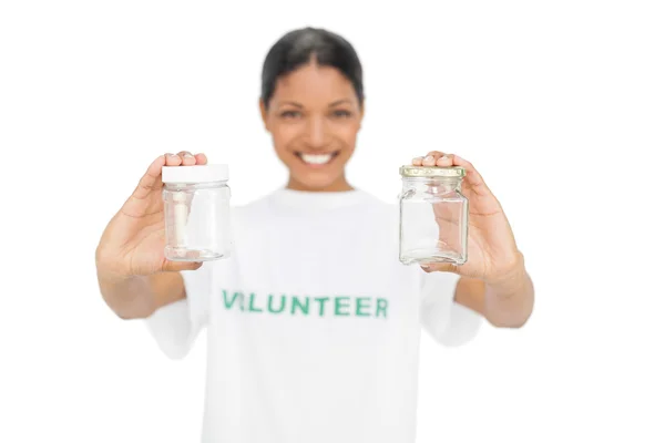 Veselá model nosí dobrovolníků tričko držení pánve — Stock fotografie