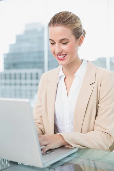 Leende affärskvinna arbetar på sin laptop — Stockfoto