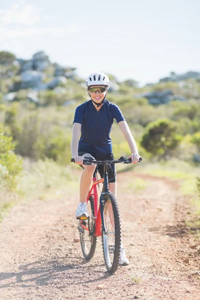 Vrouw mountainbiken buiten — Stockfoto