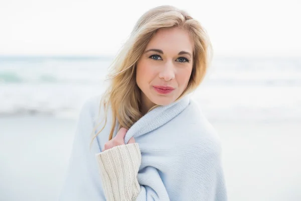 Content blonde woman covering herself in a blanket — Stock Photo, Image