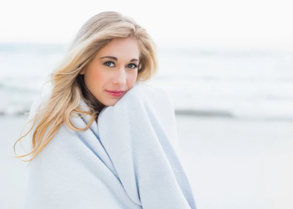 Calma donna bionda che si riscalda in una coperta — Foto Stock