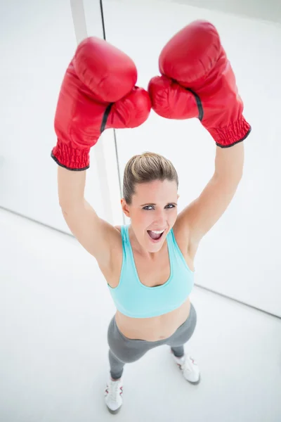 Žena s červenými Boxerské rukavice ruce nahoru — Stock fotografie