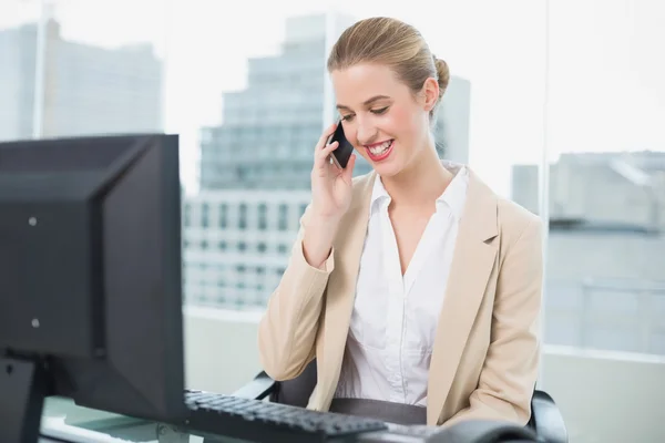 Sonriendo atractiva mujer de negocios en el teléfono —  Fotos de Stock