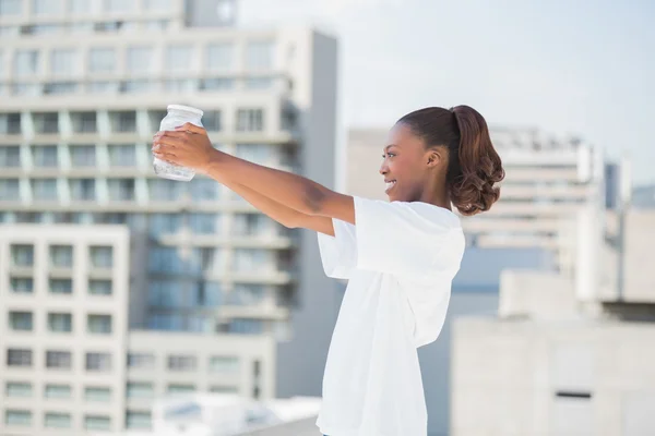 Vista lateral de la mujer sosteniendo frasco de vidrio —  Fotos de Stock