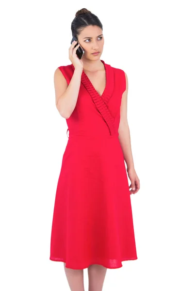 Elegant brunett i röd klänning på telefon poserar — Stockfoto