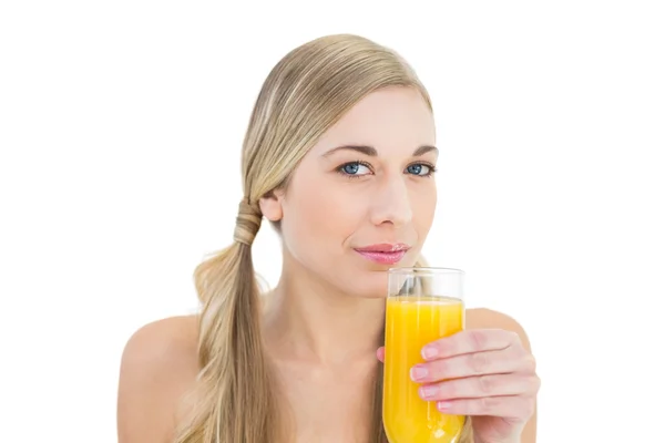 Atractiva joven rubia bebiendo jugo de naranja — Foto de Stock