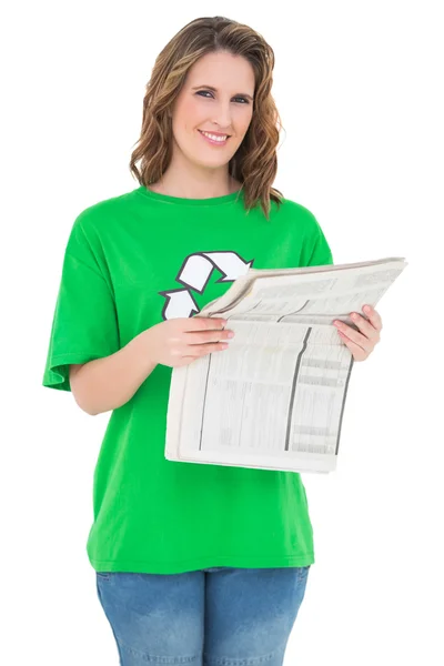 Activista ambiental sonriente sosteniendo periódico —  Fotos de Stock