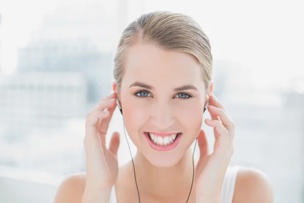 Närbild på leende sportiga kvinna lyssna på musik — Stockfoto