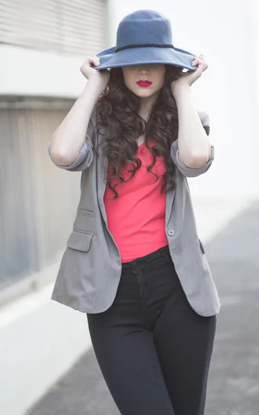 Gorgeous glamorous brunette wearing classy clothes posing — Stock Photo, Image