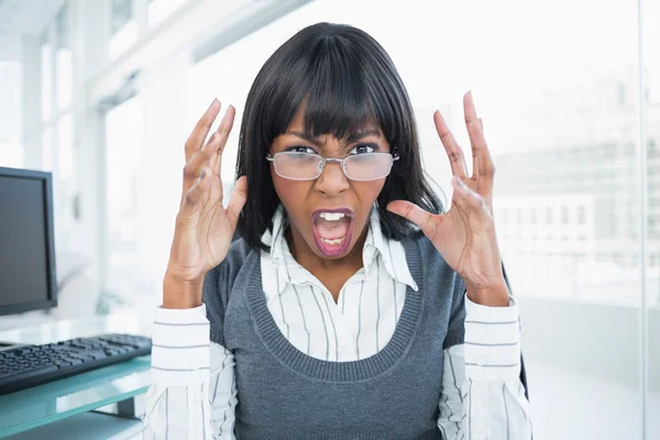 Mujer de negocios furiosa gritando — Foto de Stock