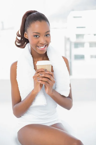 Uśmiechnięta kobieta lekkoatletycznego gospodarstwa kawy — Zdjęcie stockowe