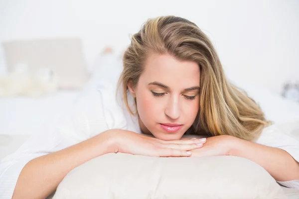 Hermosa modelo relajándose en su cama — Foto de Stock