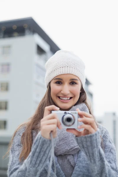 Allegro splendida donna con vestiti invernali a scattare foto — Foto Stock