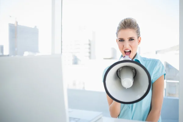 Irritada mulher elegante gritando em megafone — Fotografia de Stock