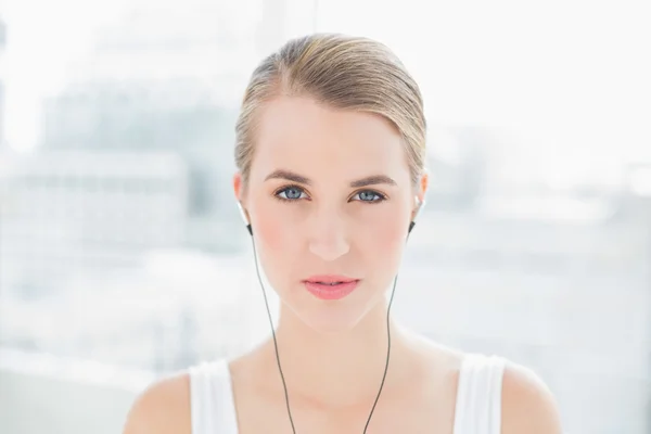 Close up on peaceful sporty woman listening to music — Stock Photo, Image